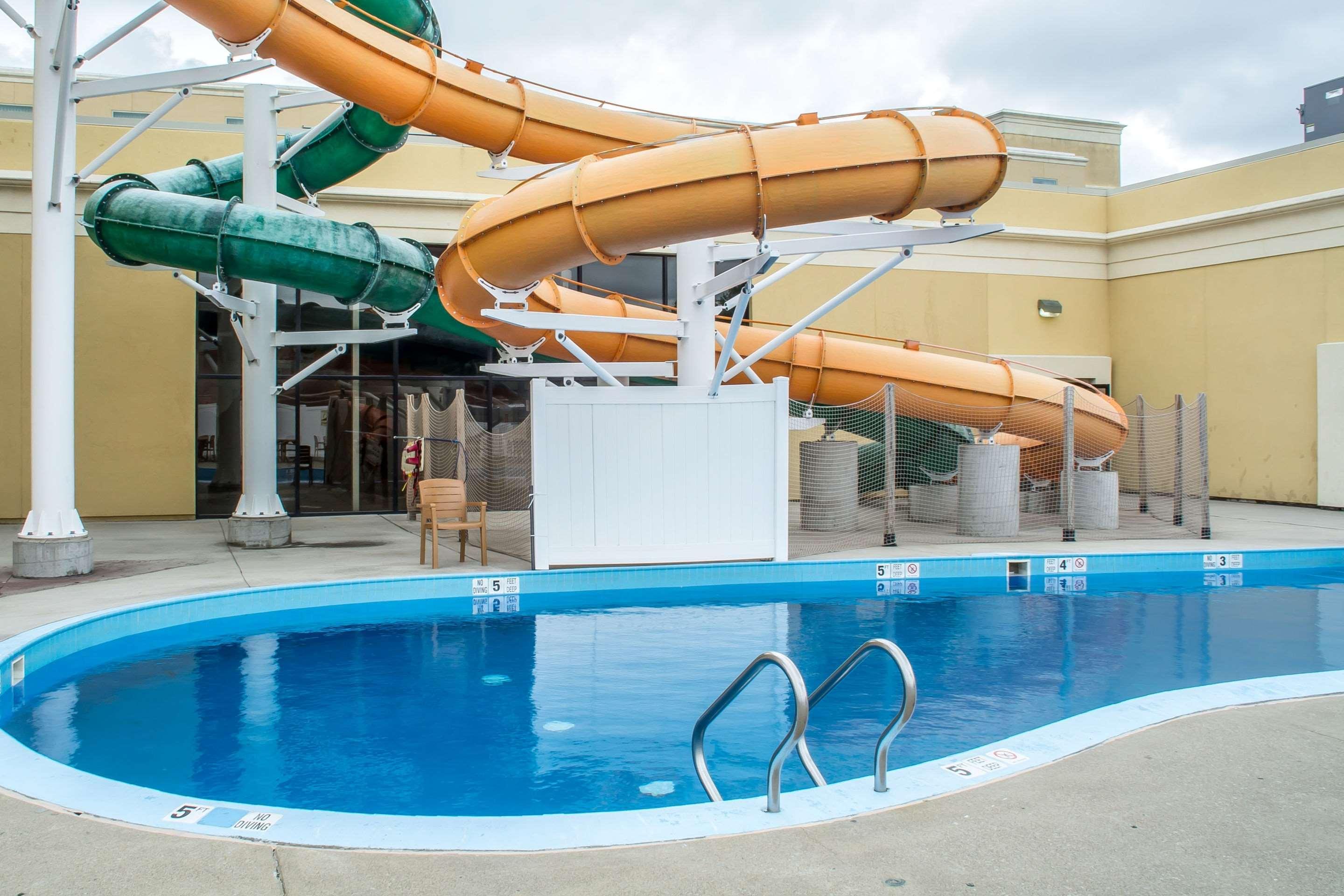 Quality Inn & Suites Palm Island Indoor Waterpark Batavia Bagian luar foto