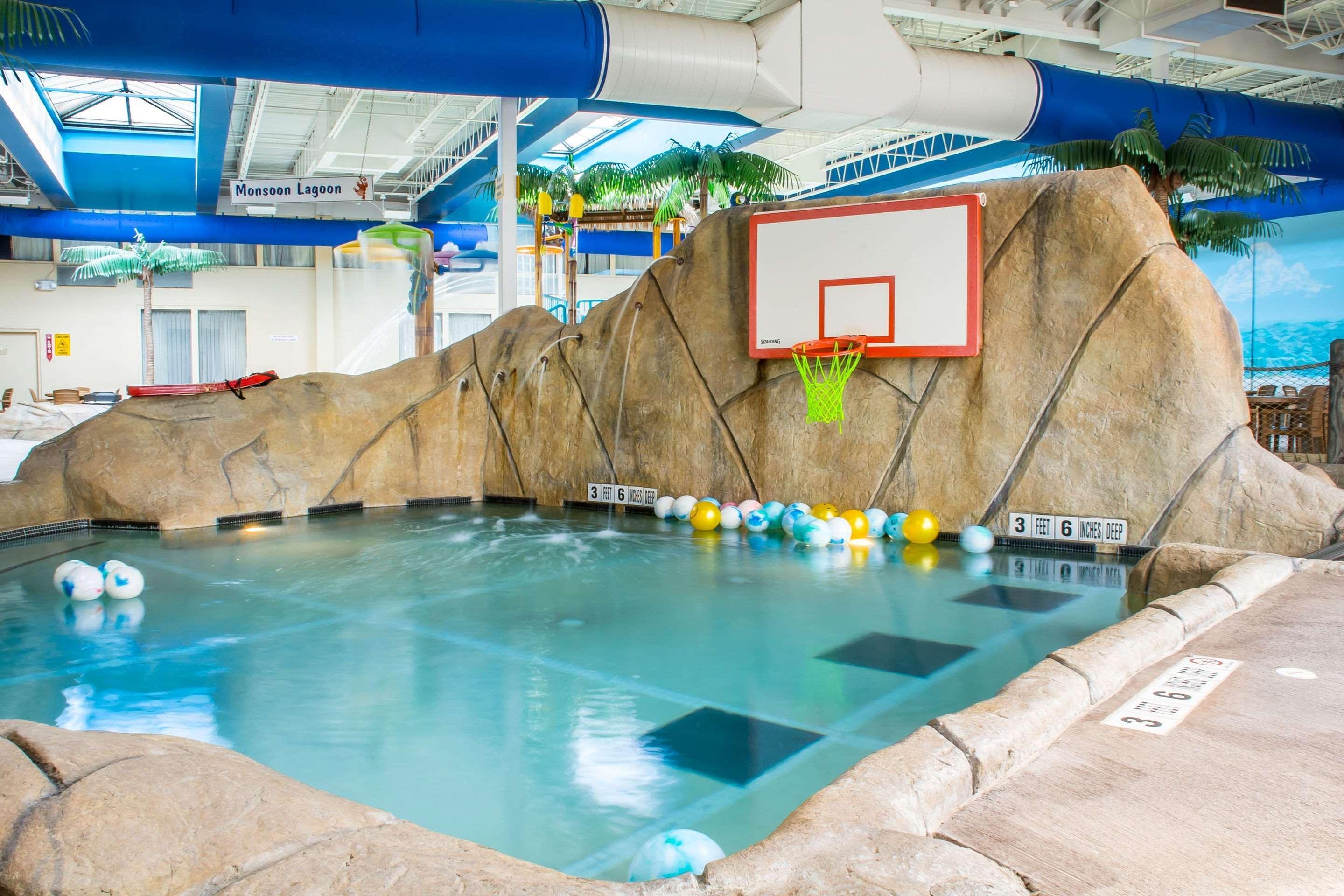Quality Inn & Suites Palm Island Indoor Waterpark Batavia Bagian luar foto